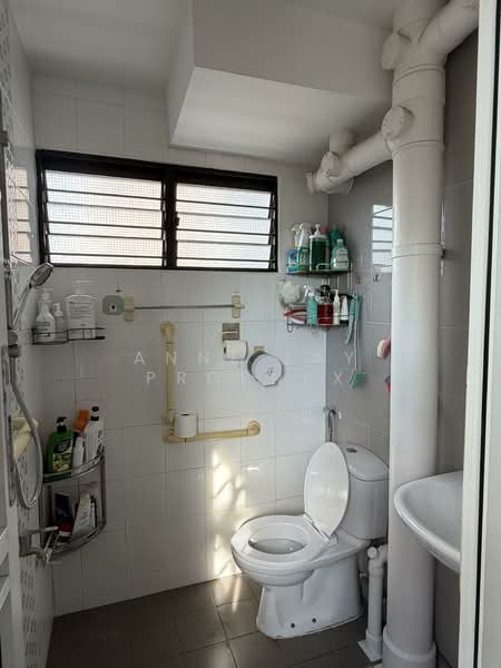 488 Jurong West Avenue 1, 488 Jurong West Avenue 1, 3 Bedrooms, 990 sqft, HDB Flat For Sale, by Anne Lay propnex, 500153935 - Bathroom - PropertyGuru.com.sg