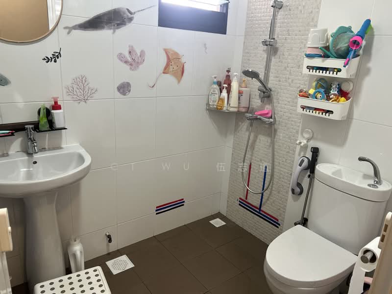 997B Buangkok Crescent, 997B Buangkok Crescent, 3 Bedrooms, 1,216 sqft, HDB Flat For Sale, by CT Wu 伍志道, 500153941 - Bathroom - PropertyGuru.com.sg