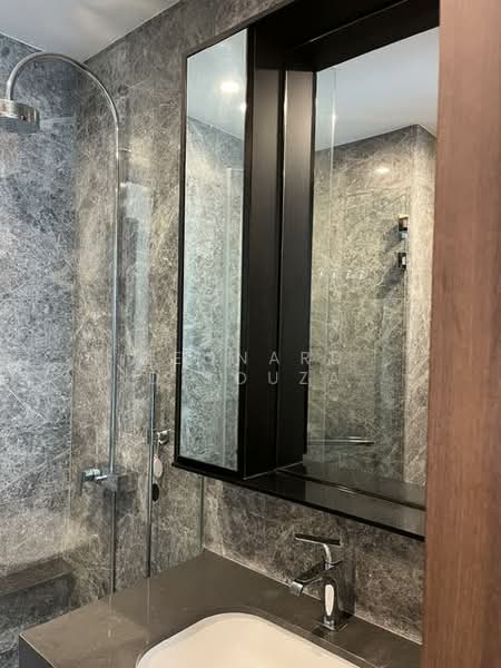 Parksuites, 18 Holland Grove Road, 2 Bedrooms, 786 sqft, Condominium For Rent, by Leonard D'Souza, 500154011 - Ensuite Bathroom - PropertyGuru.com.sg