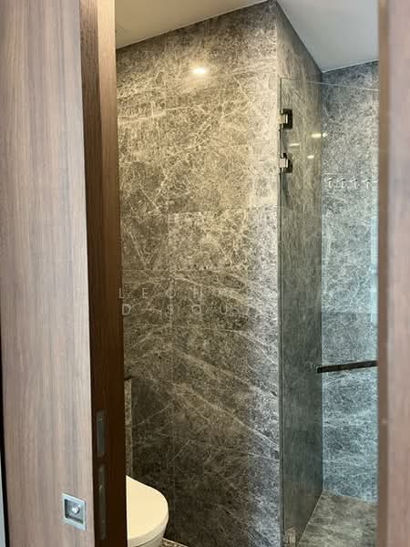 Parksuites, 18 Holland Grove Road, 2 Bedrooms, 786 sqft, Condominium For Rent, by Leonard D'Souza, 500154011 - Ensuite Bathroom - PropertyGuru.com.sg