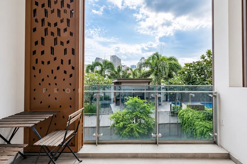 Parksuites, 22 Holland Grove Road, 2 Bedrooms, 700 sqft, Condominium For Sale, by Kit Toh, 500154109 - Balcony - PropertyGuru.com.sg
