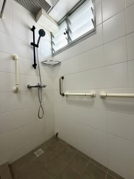 18C Holland Drive, 18C Holland Drive, 3 Bedrooms, 990 sqft, HDB Flat For Rent, by Deon Tan, 500154169 - Bathroom - PropertyGuru.com.sg