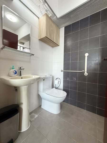 18C Holland Drive, 18C Holland Drive, 3 Bedrooms, 990 sqft, HDB Flat For Rent, by Deon Tan, 500154169 - Bathroom - PropertyGuru.com.sg