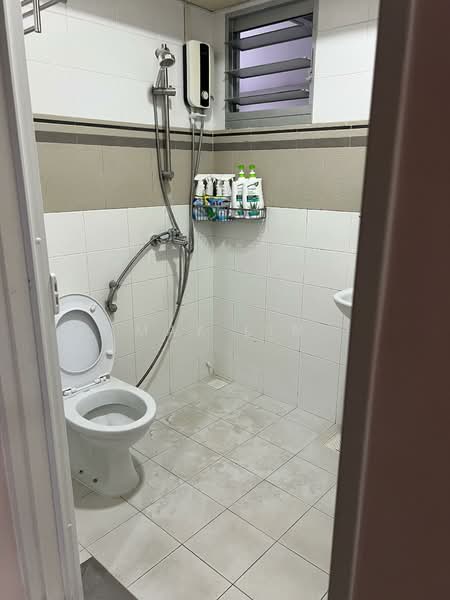 210 Ang Mo Kio Avenue 3, 210 Ang Mo Kio Avenue 3, Room Rental, 150 sqft, HDB Flat For Rent, by May Lin, 500154179 - Bathroom - PropertyGuru.com.sg