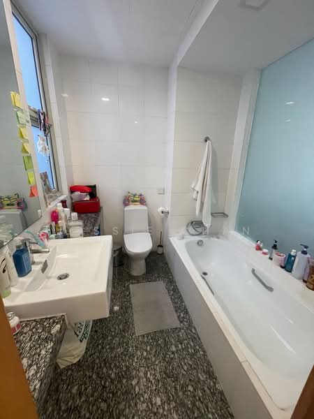 Visioncrest, 33 Oxley Rise, 2 Bedrooms, 925 sqft, Condominium For Rent, by Jessie Chan, 500154183 - Bathroom - PropertyGuru.com.sg