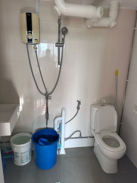 405 Pandan Gardens, 405 Pandan Gardens, Room Rental, 150 sqft, HDB Flat For Rent, by Pamela Tan, 500154184 - Bathroom - PropertyGuru.com.sg