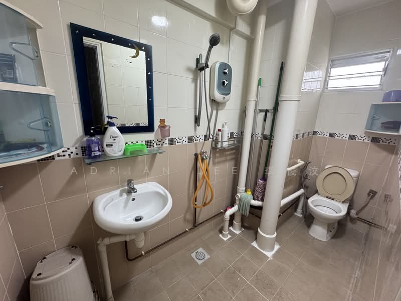 558 Jurong West Street 42, 558 Jurong West Street 42, Room Rental, 150 sqft, HDB Flat For Rent, by Adrian Lee 李俊汶, 500154196 - Bathroom - PropertyGuru.com.sg