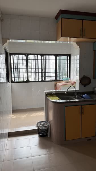 121 Lorong 2 Toa Payoh, 121 Lorong 2 Toa Payoh, 3 Bedrooms, 1,088 sqft, HDB Flat For Sale, by Renee Ang, 500154201 - Kitchen - PropertyGuru.com.sg