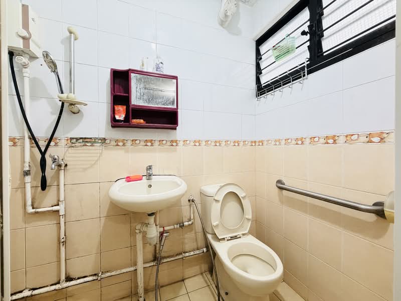 714 Yishun Street 71, 714 Yishun Street 71, 2 Bedrooms, 689 sqft, HDB Flat For Sale, by Chlo Ee, 500154211 - Bathroom - PropertyGuru.com.sg