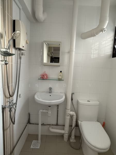 703 Hougang Avenue 2, 703 Hougang Avenue 2, 2 Bedrooms, 721 sqft, HDB Flat For Rent, by Yen Neo L Y, 500154273 - Bathroom - PropertyGuru.com.sg