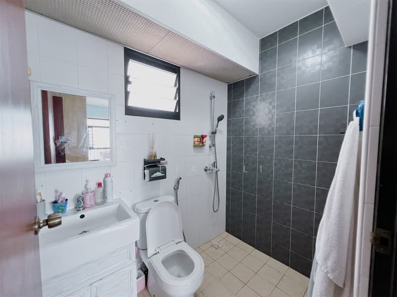 337C Tah Ching Road, 337C Tah Ching Road, 3 Bedrooms, 1,012 sqft, HDB Flat For Sale, by Julian Li, 500154284 - Bathroom - PropertyGuru.com.sg