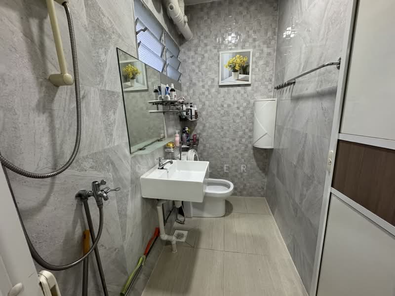 249 Choa Chu Kang Avenue 2, 249 Choa Chu Kang Avenue 2, Room Rental, 150 sqft, HDB Flat For Rent, by Dan Ler, 500154323 - Bathroom - PropertyGuru.com.sg