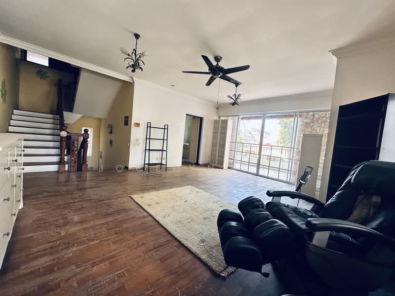 Freehold Detached D15 / Mediterranean Charm in Tranquil Enclave, No West Sun/ / Quiet & Tranquil / A&A or Rebuild Potential, 7 Bedrooms, 4,000 sqft, Detached House For Sale, by Jocelyn Tan, 500154345 - Living Room - PropertyGuru.com.sg