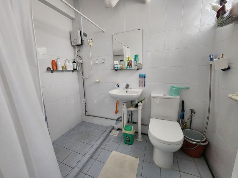 211 Bukit Batok Street 21, 211 Bukit Batok Street 21, 3 Bedrooms, 1,119 sqft, HDB Flat For Sale, by Joyce Lim, 500154354 - Bathroom - PropertyGuru.com.sg