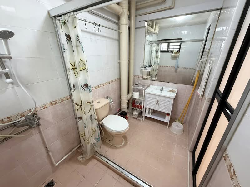 339A Sembawang Close, 339A Sembawang Close, 4 Bedrooms, 1,410 sqft, HDB Flat For Sale, by KC Chong, 500154396 - Bathroom - PropertyGuru.com.sg