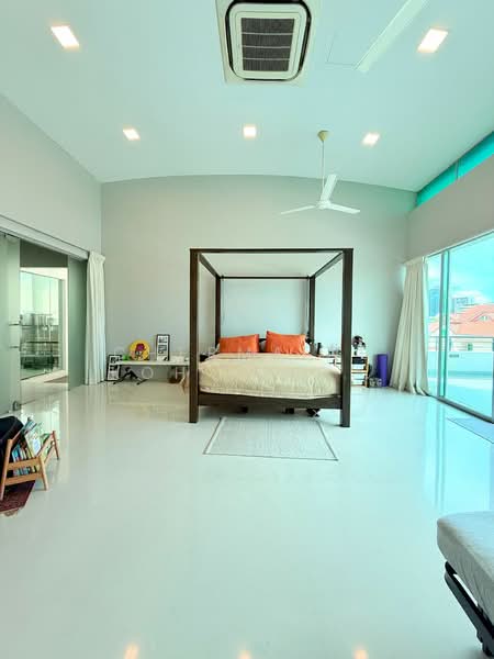Wareham Road, Wareham Road, 6 Bedrooms, 8,000 sqft, Detached House For Sale, by CHERMAINE Koh Lay Cheng, 500154425 - Bedroom - PropertyGuru.com.sg