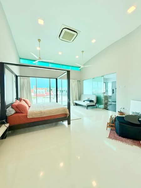 Wareham Road, Wareham Road, 6 Bedrooms, 8,000 sqft, Detached House For Sale, by CHERMAINE Koh Lay Cheng, 500154425 - Bedroom - PropertyGuru.com.sg