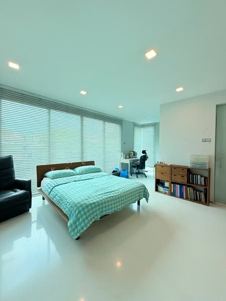 Wareham Road, Wareham Road, 6 Bedrooms, 8,000 sqft, Detached House For Sale, by CHERMAINE Koh Lay Cheng, 500154425 - Bedroom - PropertyGuru.com.sg