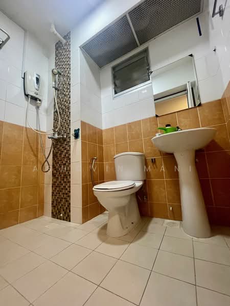 61C Strathmore Avenue, 61C Strathmore Avenue, 2 Bedrooms, 731 sqft, HDB Flat For Sale, by Ashcvin Mani, 500154480 - Bathroom - PropertyGuru.com.sg