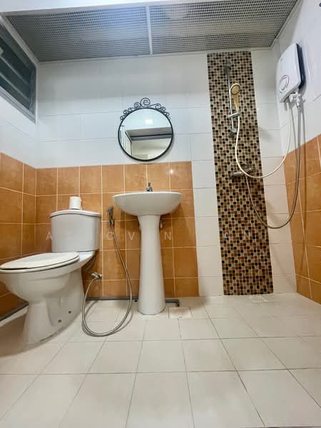 61C Strathmore Avenue, 61C Strathmore Avenue, 2 Bedrooms, 731 sqft, HDB Flat For Sale, by Ashcvin Mani, 500154480 - Bathroom - PropertyGuru.com.sg