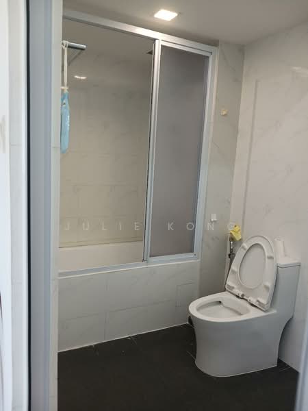 Ridgewood Condominium, 1 Ridgewood Close, 4 Bedrooms, 1,744 sqft, Condominium For Rent, by Julie Kong, 500154490 - Bathroom - PropertyGuru.com.sg
