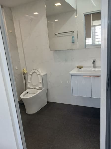 Ridgewood Condominium, 1 Ridgewood Close, 4 Bedrooms, 1,744 sqft, Condominium For Rent, by Julie Kong, 500154490 - Bathroom - PropertyGuru.com.sg