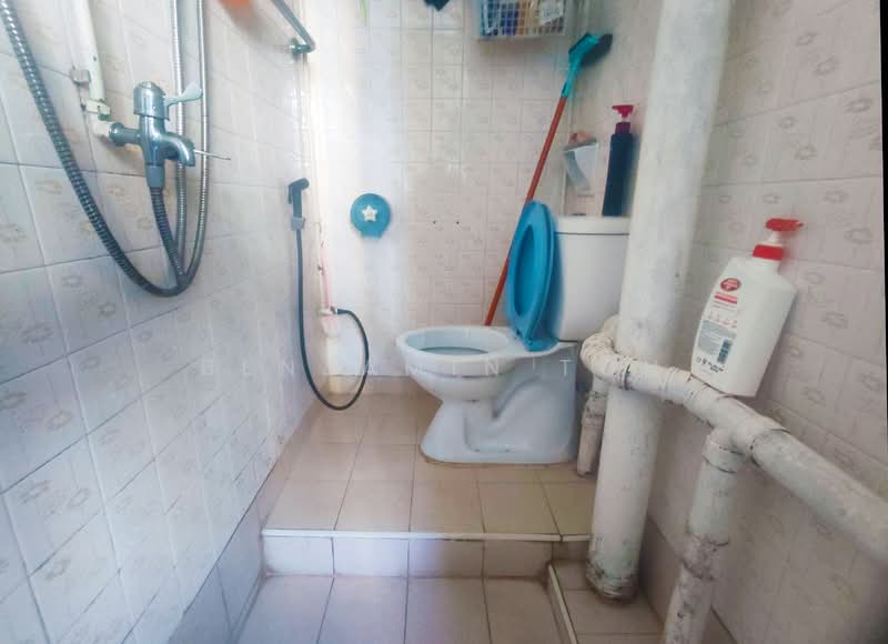 120 Lorong 2 Toa Payoh, 120 Lorong 2 Toa Payoh, 1 Bedroom, 430 sqft, HDB Flat For Sale, by Benjamin Toh, 500154494 - Bathroom - PropertyGuru.com.sg