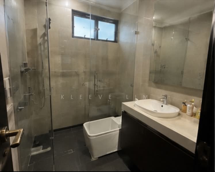 Pinewood Terrace, Pinewood Grove, 5 Bedrooms, 3,608 sqft, Terraced House For Sale, by Kleeve Lim, 500154527 - Bathroom - PropertyGuru.com.sg