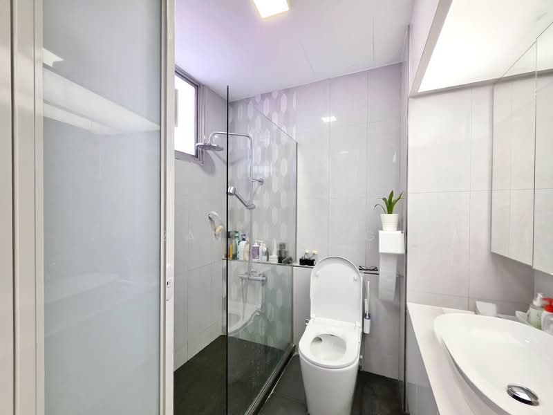 Avila Gardens, 11 Flora Road, 3 Bedrooms, 1,302 sqft, Condominium For Rent, by Zanne Ong, 500154530 - Master Bathroom - PropertyGuru.com.sg
