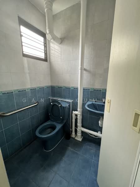 10 Teck Whye Avenue, 10 Teck Whye Avenue, 2 Bedrooms, 721 sqft, HDB Flat For Rent, by GANESHKUMAR K, 500154547 - Bathroom - PropertyGuru.com.sg