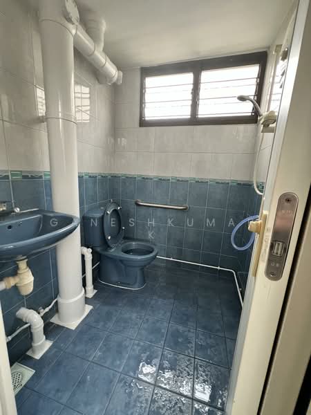10 Teck Whye Avenue, 10 Teck Whye Avenue, 2 Bedrooms, 721 sqft, HDB Flat For Rent, by GANESHKUMAR K, 500154547 - Bathroom - PropertyGuru.com.sg