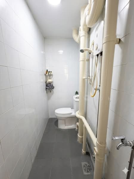 59 Lorong 5 Toa Payoh, 59 Lorong 5 Toa Payoh, 2 Bedrooms, 656 sqft, HDB Flat For Sale, by Kenneth Yeoh, 500154578 - Bathroom - PropertyGuru.com.sg