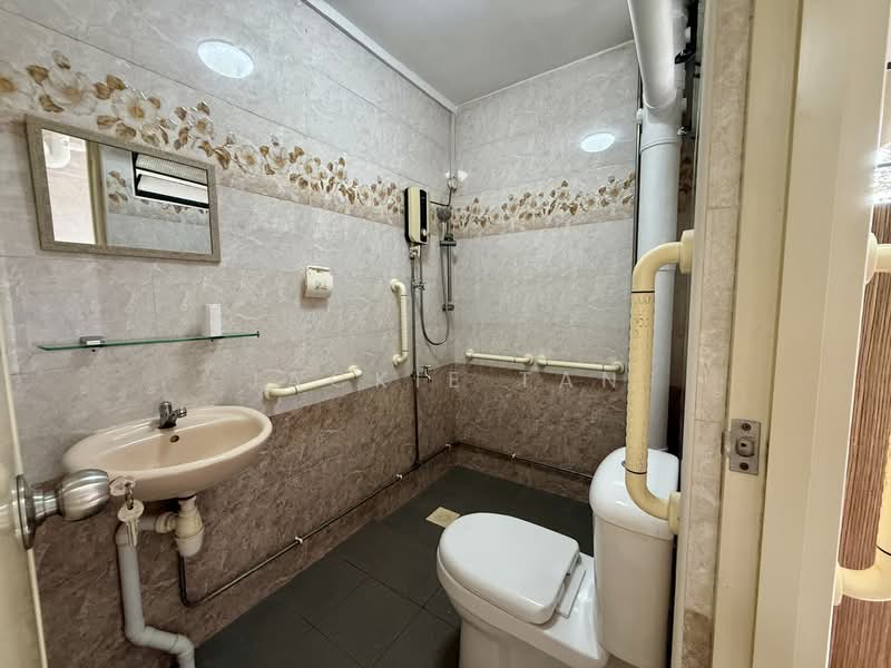 201 Ang Mo Kio Avenue 3, 201 Ang Mo Kio Avenue 3, Room Rental, 130 sqft, HDB Flat For Rent, by JACKIE TAN, 500154581 - Bathroom - PropertyGuru.com.sg