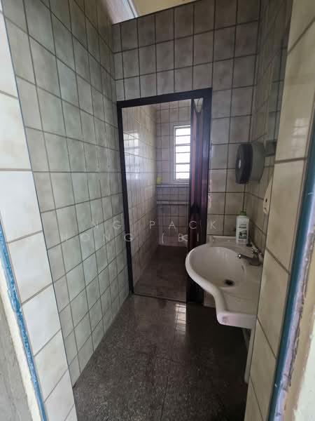 472 Upper Serangoon Road, , 3,200 sqft, Shop / Shophouse For Rent, by Ng Pack Hong (Bird) 伍保衡, 500154582 - Bathroom - CommercialGuru.com.sg