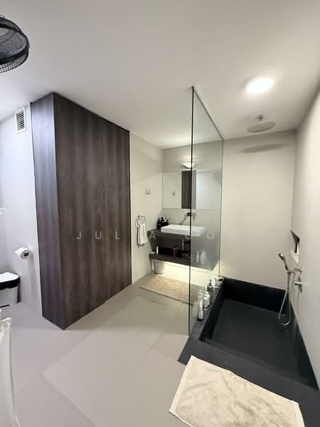 Wareham road, , 8 Bedrooms, 8,000 sqft, Detached House For Sale, by Julia Goh, 500154614 - Bathroom - PropertyGuru.com.sg