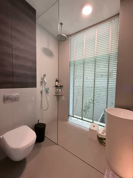 Wareham road, , 8 Bedrooms, 8,000 sqft, Detached House For Sale, by Julia Goh, 500154614 - Bathroom - PropertyGuru.com.sg