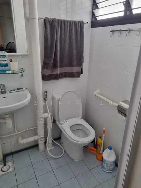 309 Serangoon Avenue 2, 309 Serangoon Avenue 2, Room Rental, 150 sqft, HDB Flat For Rent, by Raelene Tan, 500154616 - Bathroom - PropertyGuru.com.sg