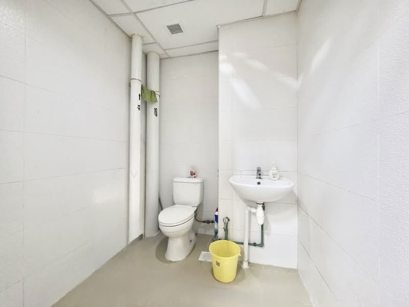 Oxley BizHub, 61 Ubi Road 1, 969 sqft, Light Industrial (B1) For Rent, by Evelyn Tan, 500154619 - Bathroom - CommercialGuru.com.sg