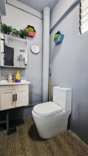 687 Hougang Street 61, 687 Hougang Street 61, 3 Bedrooms, 915 sqft, HDB Flat For Sale, by Khai ., 500154653 - Bathroom - PropertyGuru.com.sg