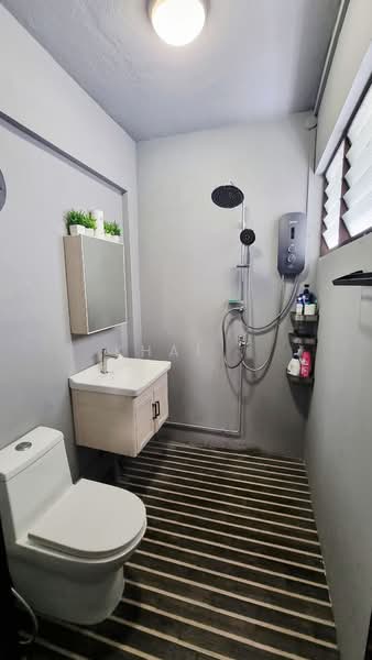 687 Hougang Street 61, 687 Hougang Street 61, 3 Bedrooms, 915 sqft, HDB Flat For Sale, by Khai ., 500154653 - Bathroom - PropertyGuru.com.sg