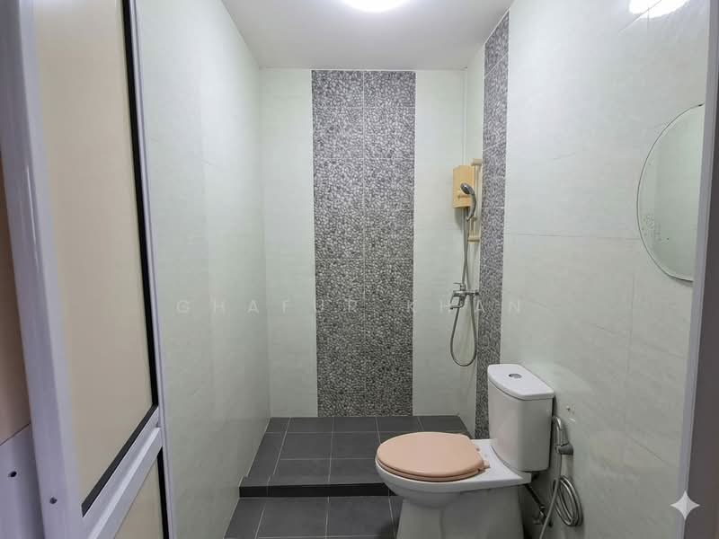 643 Woodlands Ring Road, 643 Woodlands Ring Road, 4 Bedrooms, 1,324 sqft, HDB Flat For Sale, by Ghafur Khan, 500154676 - Bathroom - PropertyGuru.com.sg