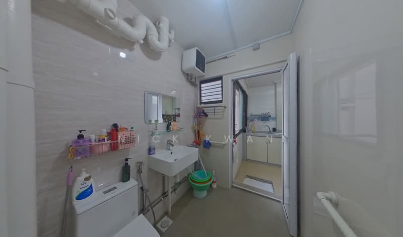 942 Jurong West Street 91, 942 Jurong West Street 91, 3 Bedrooms, 1,421 sqft, HDB Flat For Sale, by Nick Kwan, 500154702 - Common Bathroom - PropertyGuru.com.sg