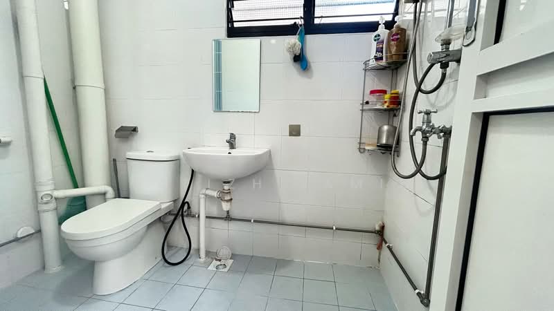 325 Bukit Batok Street 33, 325 Bukit Batok Street 33, 3 Bedrooms, 1,313 sqft, HDB Flat For Sale, by Hafizh Jamil, 500154714 - Common Bathroom - PropertyGuru.com.sg