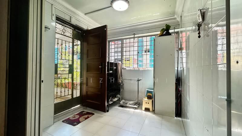 325 Bukit Batok Street 33, 325 Bukit Batok Street 33, 3 Bedrooms, 1,313 sqft, HDB Flat For Sale, by Hafizh Jamil, 500154714 - Entrance - PropertyGuru.com.sg