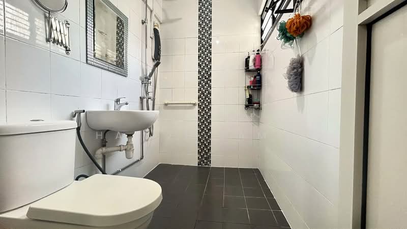 325 Bukit Batok Street 33, 325 Bukit Batok Street 33, 3 Bedrooms, 1,313 sqft, HDB Flat For Sale, by Hafizh Jamil, 500154714 - Master Bathroom - PropertyGuru.com.sg