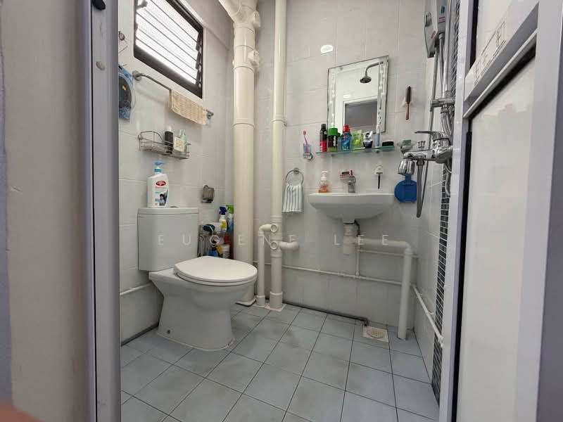 102 Jurong East Street 13, 102 Jurong East Street 13, 2 Bedrooms, 732 sqft, HDB Flat For Sale, by Eugene Lee, 500154717 - Bathroom - PropertyGuru.com.sg