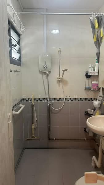 52 Lengkok Bahru, 52 Lengkok Bahru, Room Rental, 200 sqft, HDB Flat For Rent, by Catherine Wong, 500154815 - Bathroom - PropertyGuru.com.sg
