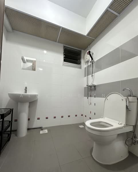 429B Bedok North Woods, 429B Bedok North Road, 2 Bedrooms, 742 sqft, HDB Flat For Sale, by Aloysius Ang, 500154906 - Bathroom - PropertyGuru.com.sg