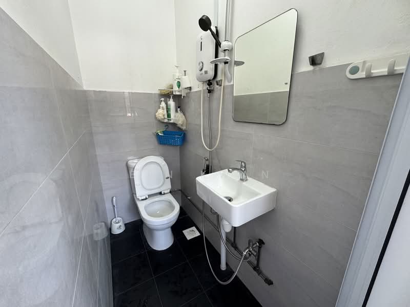 Jalan Pari Burong, Jalan Pari Burong, Room Rental, 254 sqft, Shophouse For Rent, by Ben Kwan, 500154925 - Bathroom - PropertyGuru.com.sg