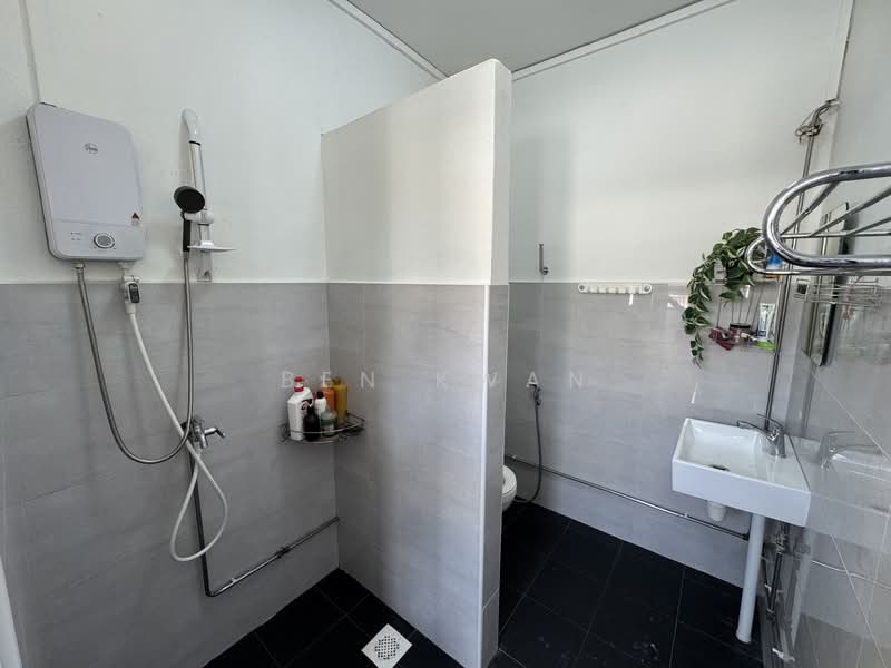 Jalan Pari Burong, Jalan Pari Burong, Room Rental, 254 sqft, Shophouse For Rent, by Ben Kwan, 500154925 - Bathroom - PropertyGuru.com.sg